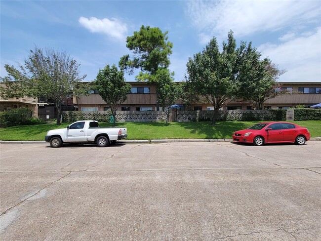 Building Photo - 3809 N Braeswood Blvd
