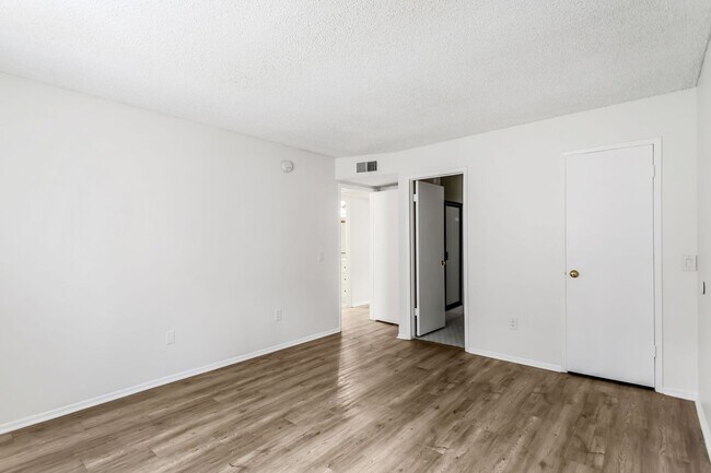 Building Photo - Chatsworth Available Now