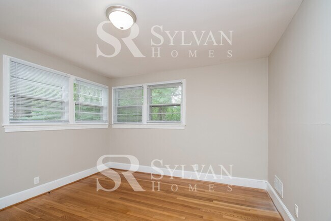 Building Photo - Where Charm Meets Comfort