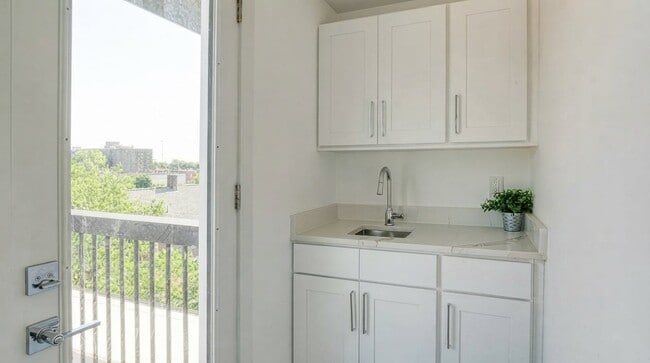 Building Photo - 1367 W 74th St