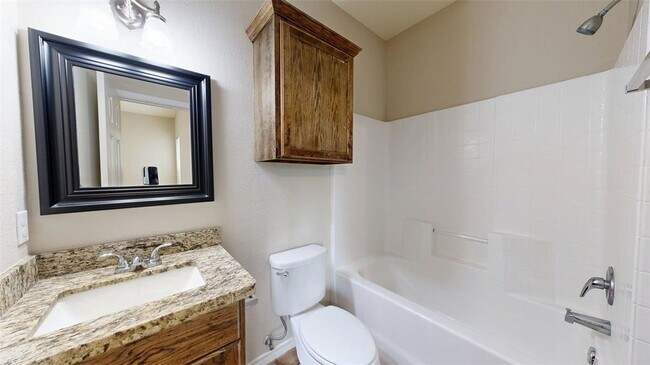 Building Photo - 609 Peyton St