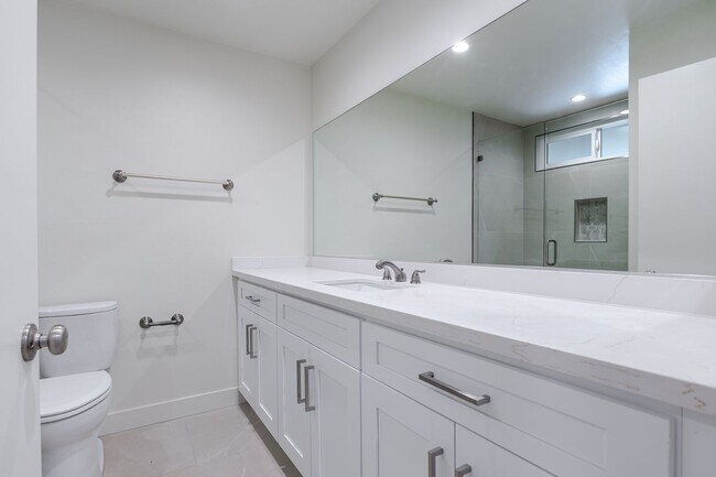 Building Photo - ? Spacious 2 Bed, 2 Bath in Prime Glendale...