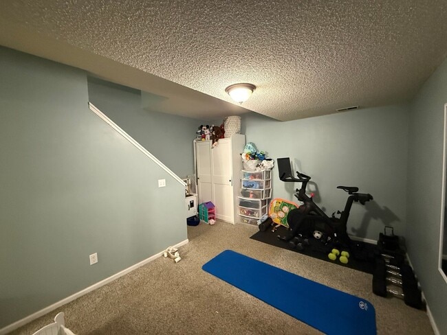 Building Photo - Updated 2 Bed, 2.5 Bath Apple Valley Townh...