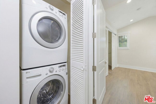 Building Photo - 2020 Holly Dr