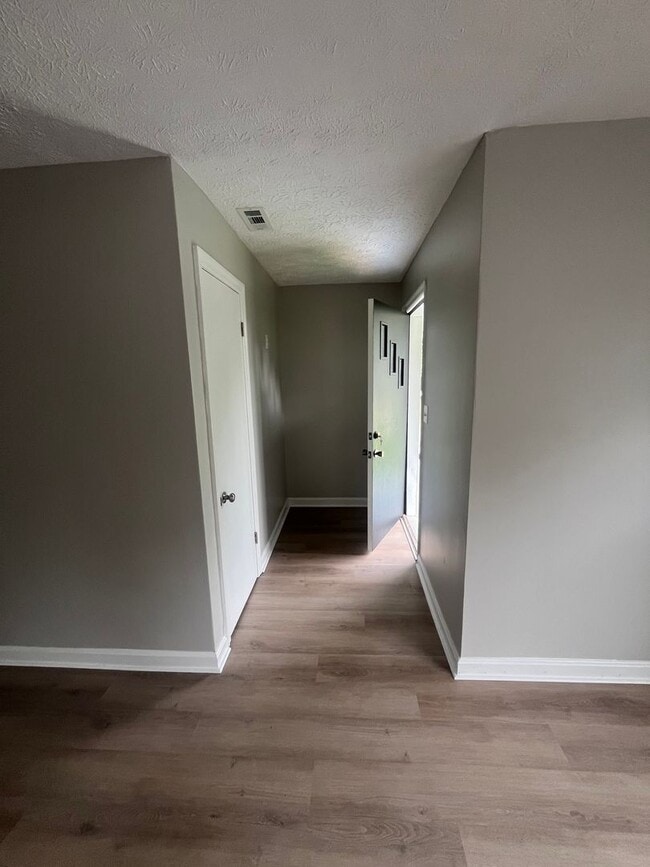 Building Photo - Gorgeous Fully Renovated 3/1!