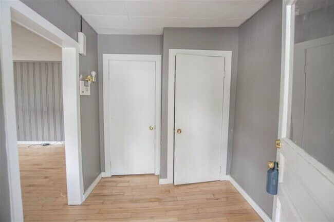 Building Photo - 4-Bed Farmhouse Minutes from UVM Campus (30 Chase St)