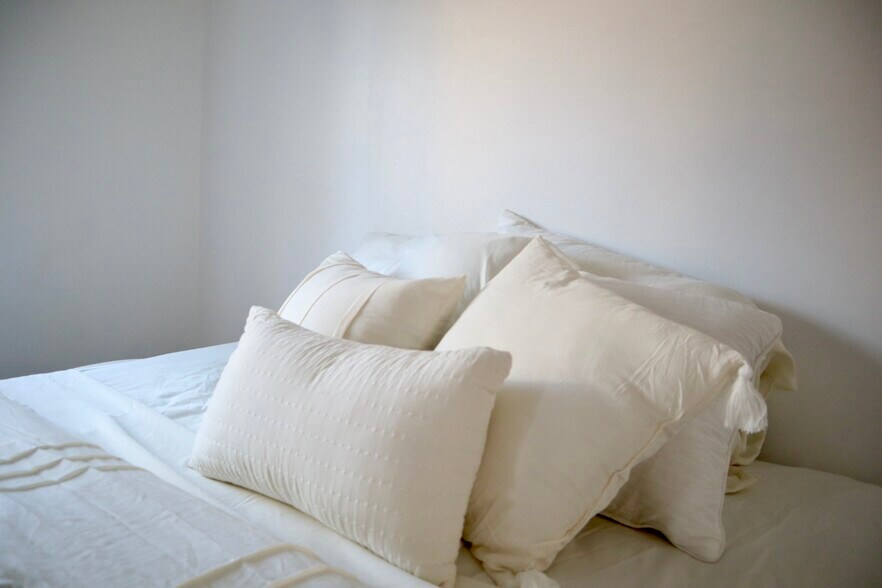 bedroom - furnished - 411 E Girard Ave