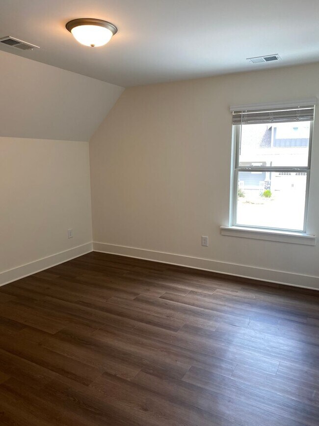 Building Photo - Spacious 3 Bedroom Home with Primary Suite on Main Level