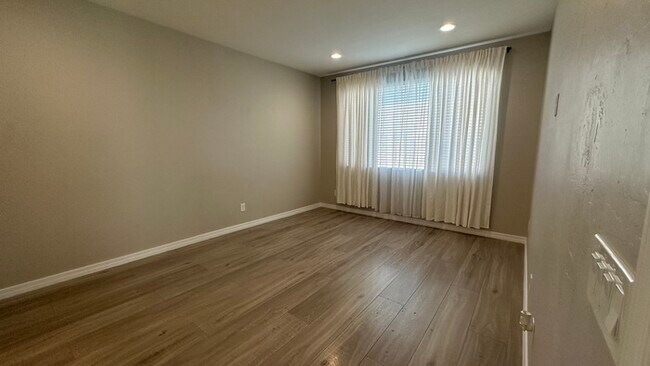 Building Photo - 2812 E Sunland Ave