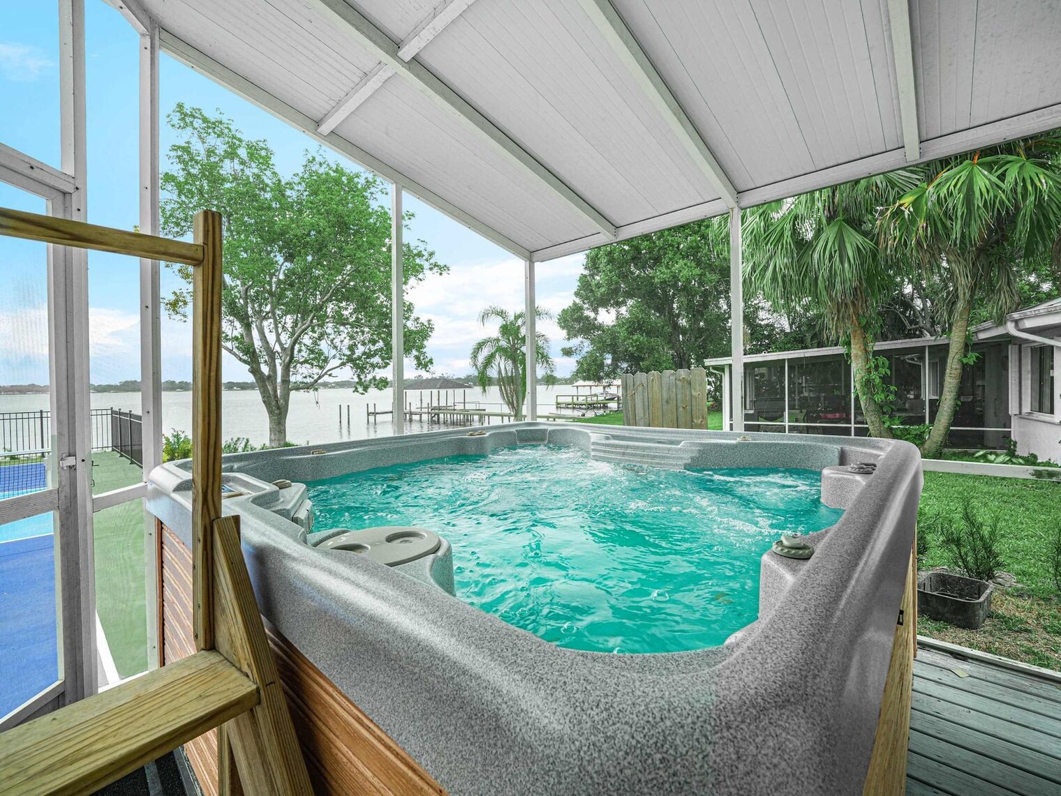 Building Photo - 4211 Lakeview Dr