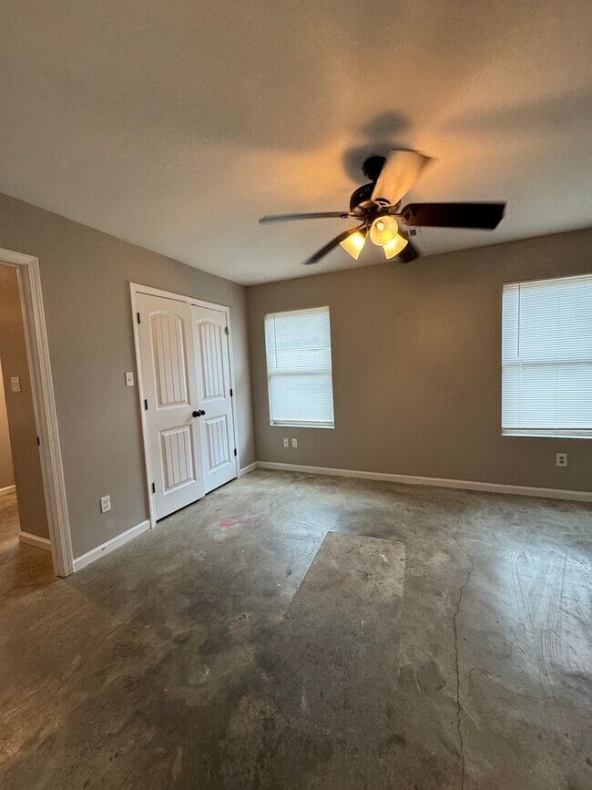 Building Photo - 3 bed / 2 bath duplex Available Now