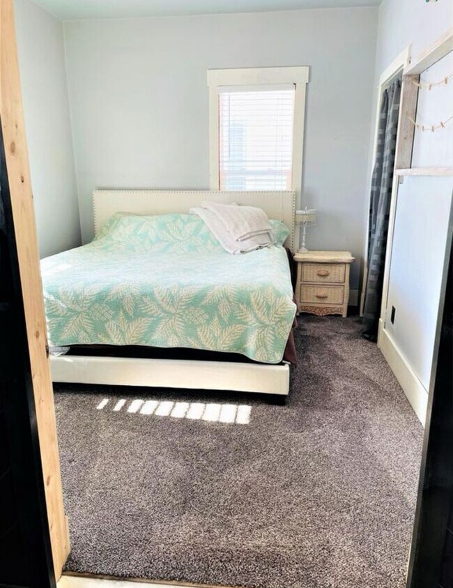 Building Photo - Available October 4, 2025! Remodeled Histo...