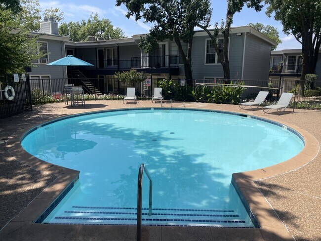 Building Photo - 2417 E 55th Pl