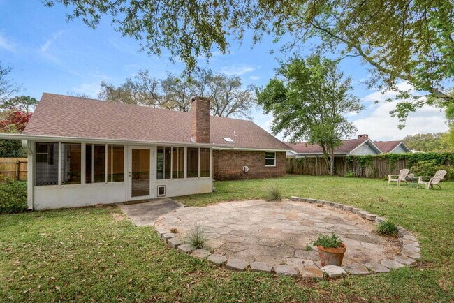 Building Photo - "Charming 3-Bedroom home in Fort Walton Be...