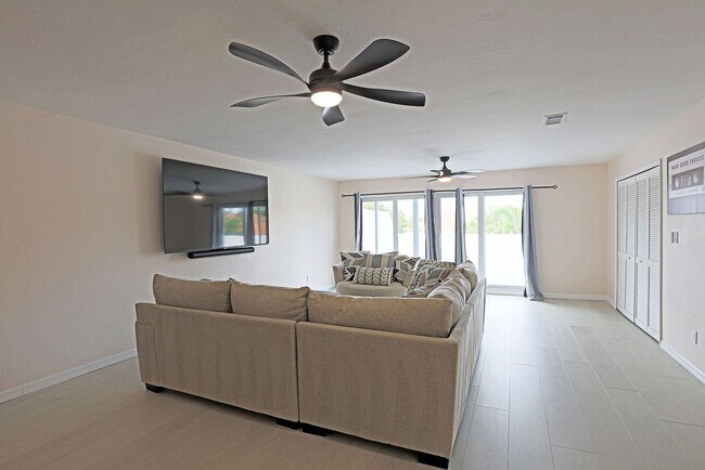 Building Photo - 11921 Seabreeze Cove Ln