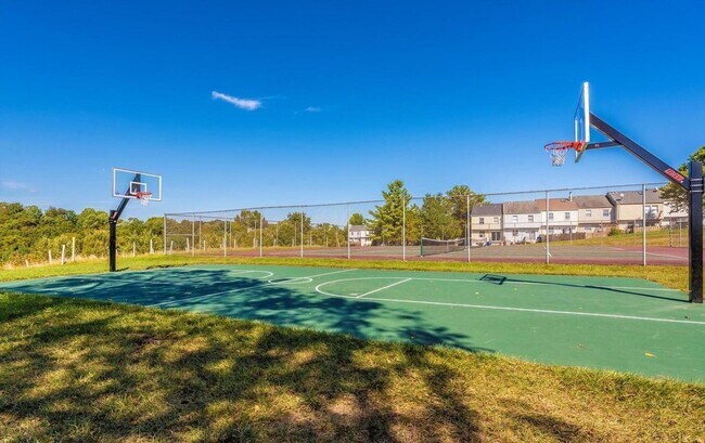 Building Photo - Beautifully maintained townhouse in New Market available before the new school year!