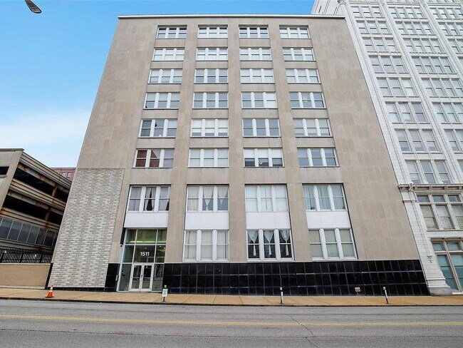 Building Photo - "Chic Urban Living: Spacious 2-Bedroom Ret...