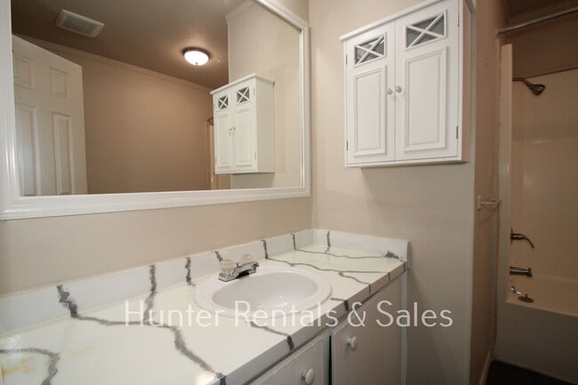 Building Photo - Won't Last!