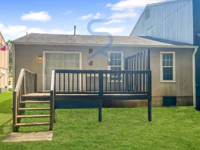 Building Photo - 2033 Charter Manor