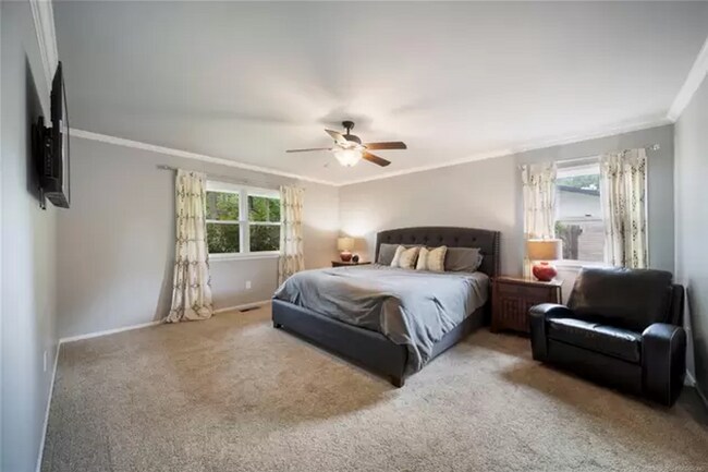 Building Photo - Incredible Ranch Style Home in Midtown!