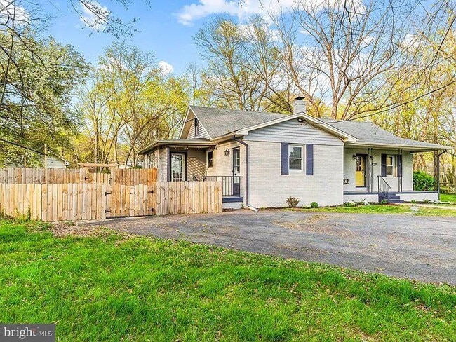 Building Photo - 8413 Rosemont Cir