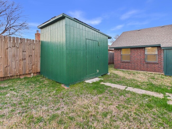 Building Photo - 3904 SW Parkridge Blvd