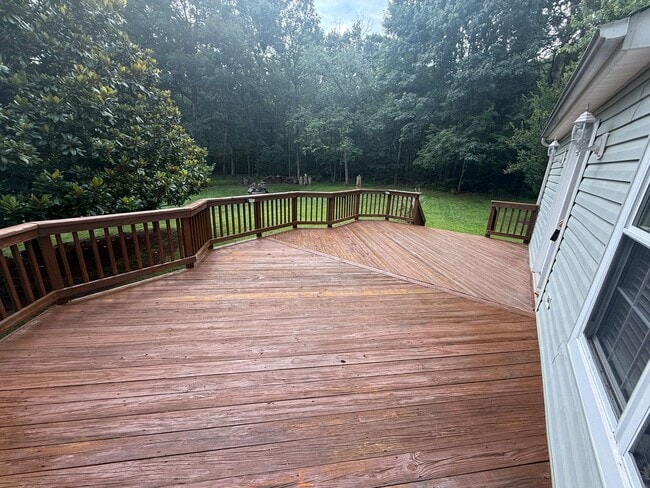 Building Photo - Lovely and Spacious 3 Bedroom 2.5 Bathroom...