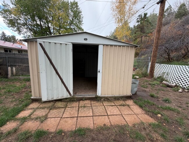 Building Photo - 2527 Delwood Ave