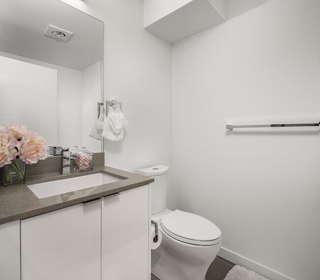 Building Photo - Stylish, Bright and Efficient 2 bed 1.75 Bath Townhome. Walk to U-Village!