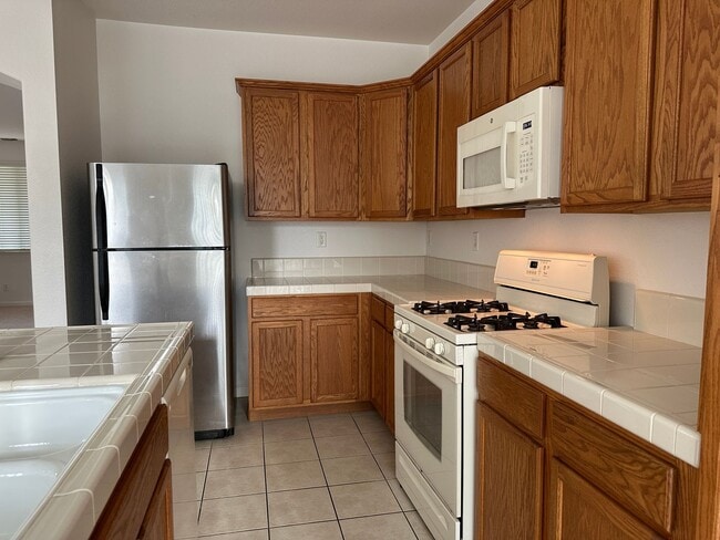 Building Photo - 3 Bedroom 2 Bath Home