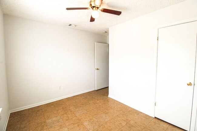 Building Photo - 2729 Christian Dr