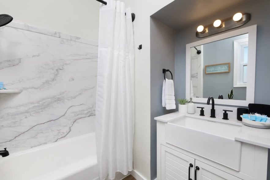 Building Photo - 729 E State St