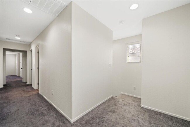 Building Photo - Gorgeous 3 Bed 2.5 Bath Home with Modern Feel