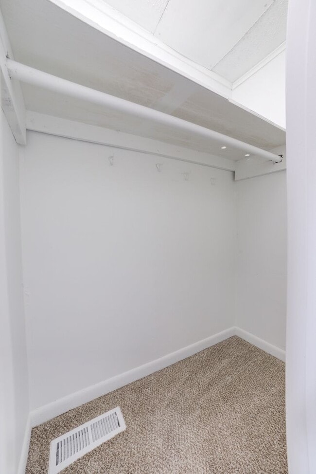 Building Photo - Stunning 4 Bed 3 Bath Home on Quiet Street!