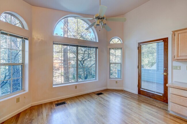 Building Photo - Spacious 3 Bed, 3 Bath Home in Hidden Valley Ranch!