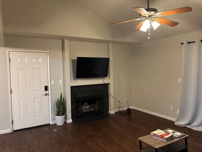 Building Photo - 1190 S Winery Ave