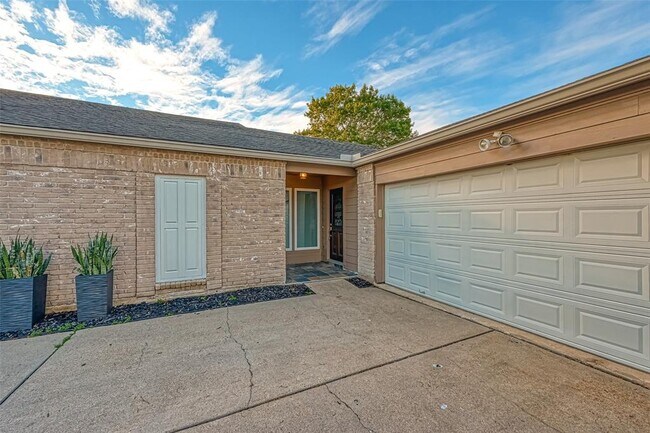 Building Photo - 11627 Briar Rose Dr