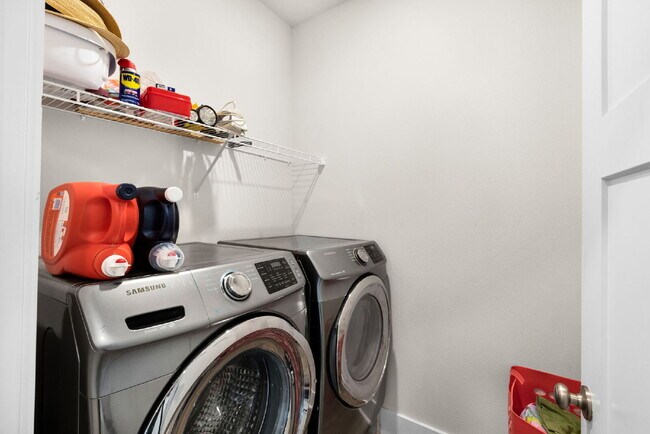 Building Photo - "Charming 4-Bed Oasis with Granite Touches in Gulf Breeze – Electric Included!"