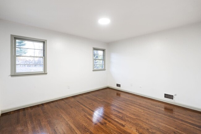 Building Photo - 235 Lakewood Dr