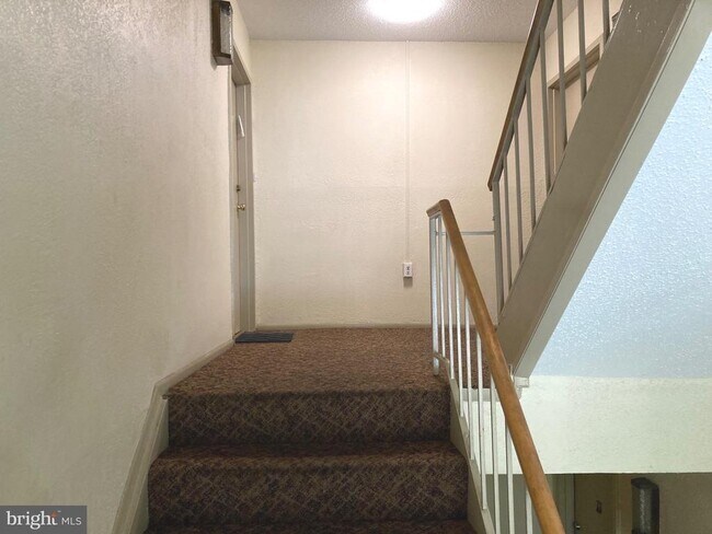 Building Photo - 9 Suntop Ct