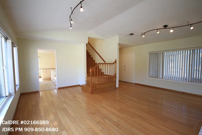 Building Photo - Walnut 3 Bedroom Home