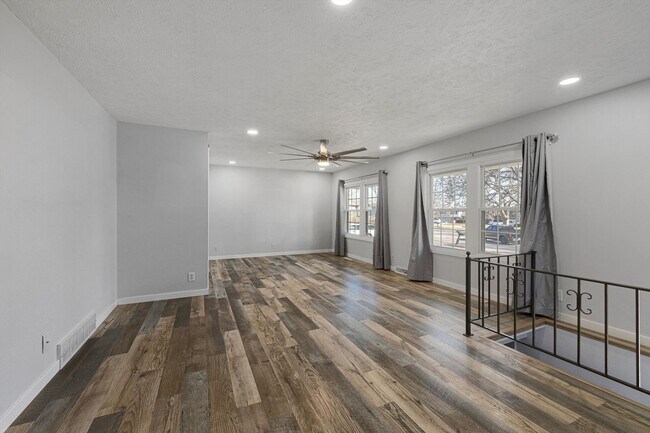 Building Photo - **3 Bedroom with a non-conforming and 2.5 bathrooms in Millard**