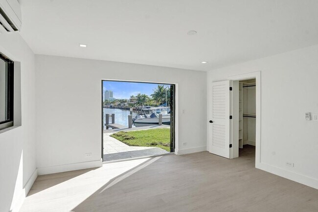 Building Photo - 840 SE 22nd Ave