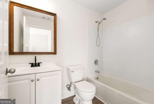 Building Photo - 94 Lucy St SE