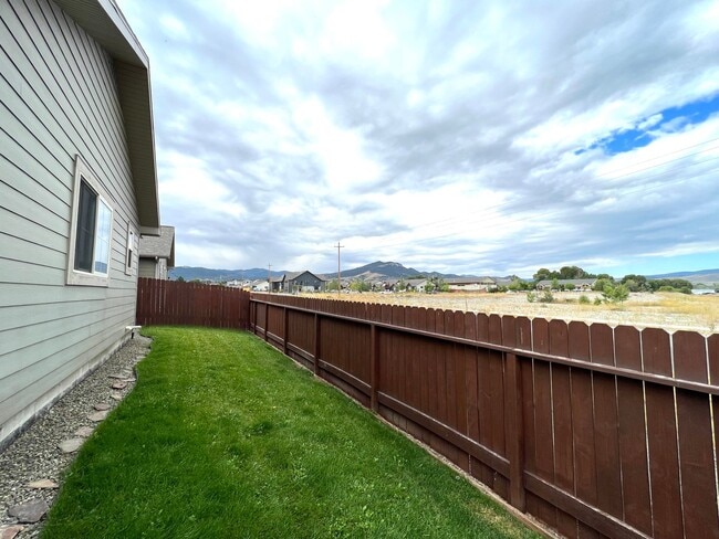 Building Photo - Pet Friendly 3 Bed 2 Bath Single Level Con...