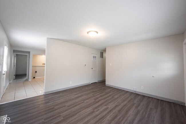 Building Photo - 4840 Leone Dr