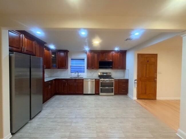 Building Photo - 33 E 51st St