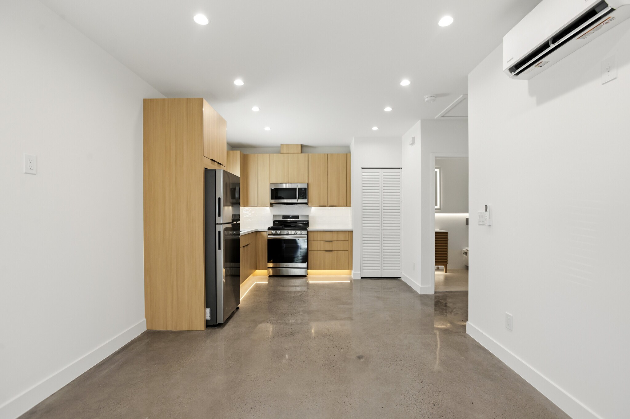 Building Photo - 7314 Fallbrook Ave