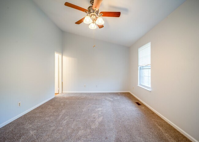 Building Photo - Three-level end unit townhome!