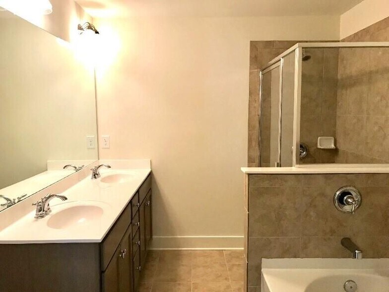 Building Photo - 418 Arbor Crowne Dr